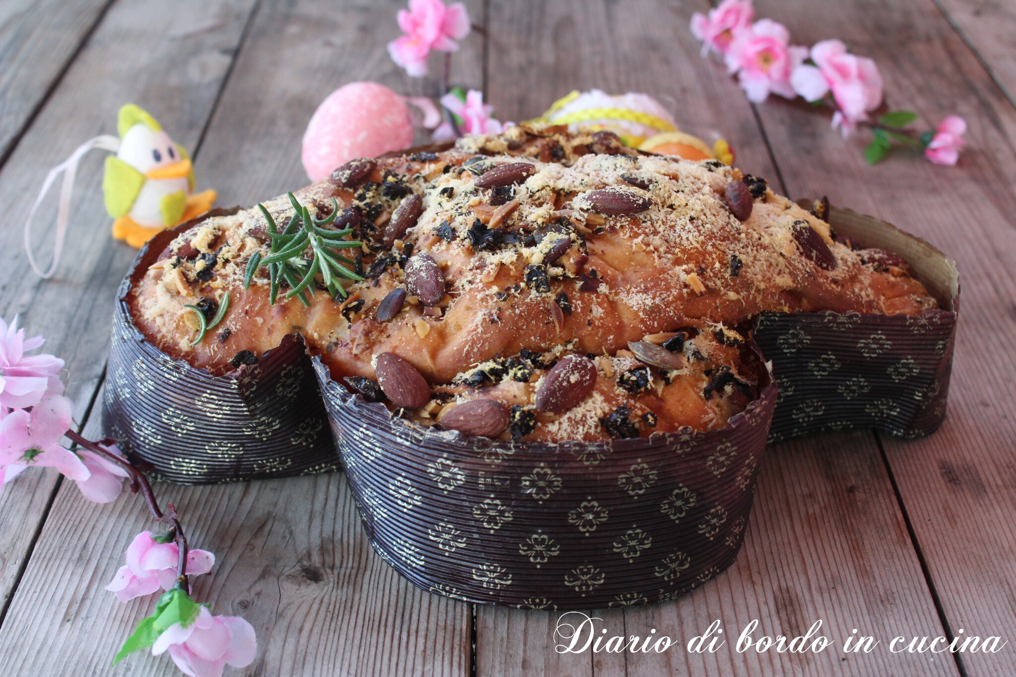 Colomba salada con tomates secos, quesos, aceitunas y mortadela
