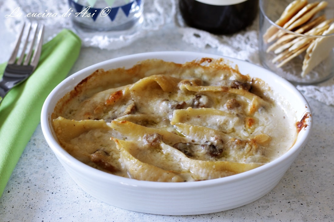 Conchiglioni rellenos con setas y salchicha