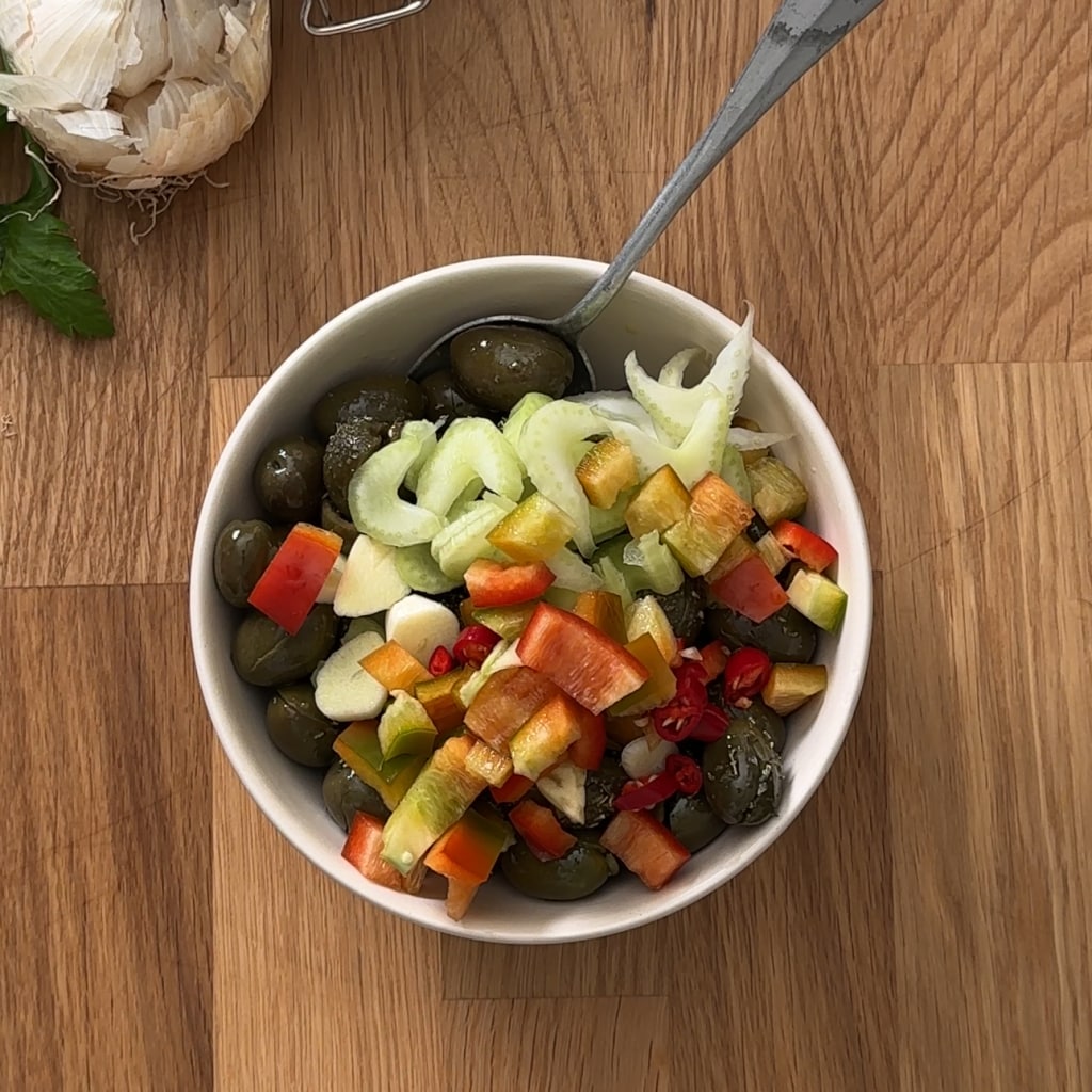 aceitunas machacadas y verduras condimento a la calabresa