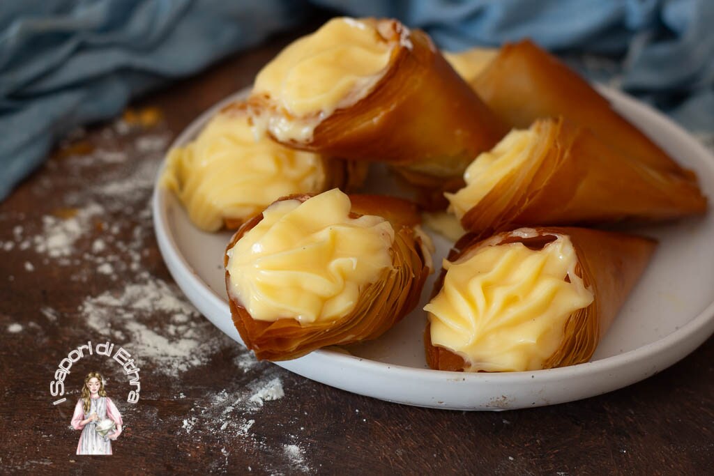 Dulces de pasta filo con crema pastelera