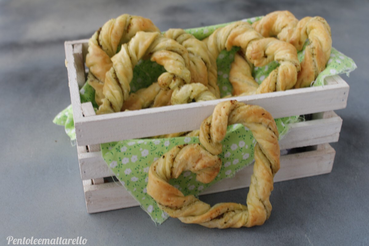 Corazones de hojaldre con pesto