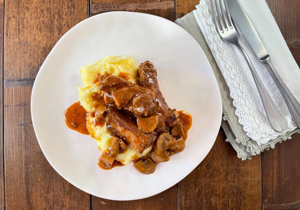 Costillas al bourguignon y puré rústico