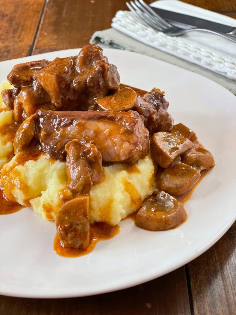 costillas al bourguignon y puré rústico