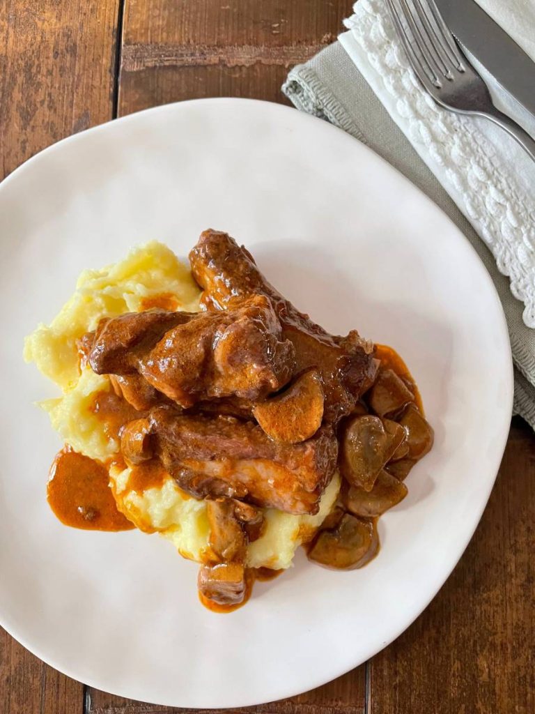 costillas al bourguignon y puré rústico