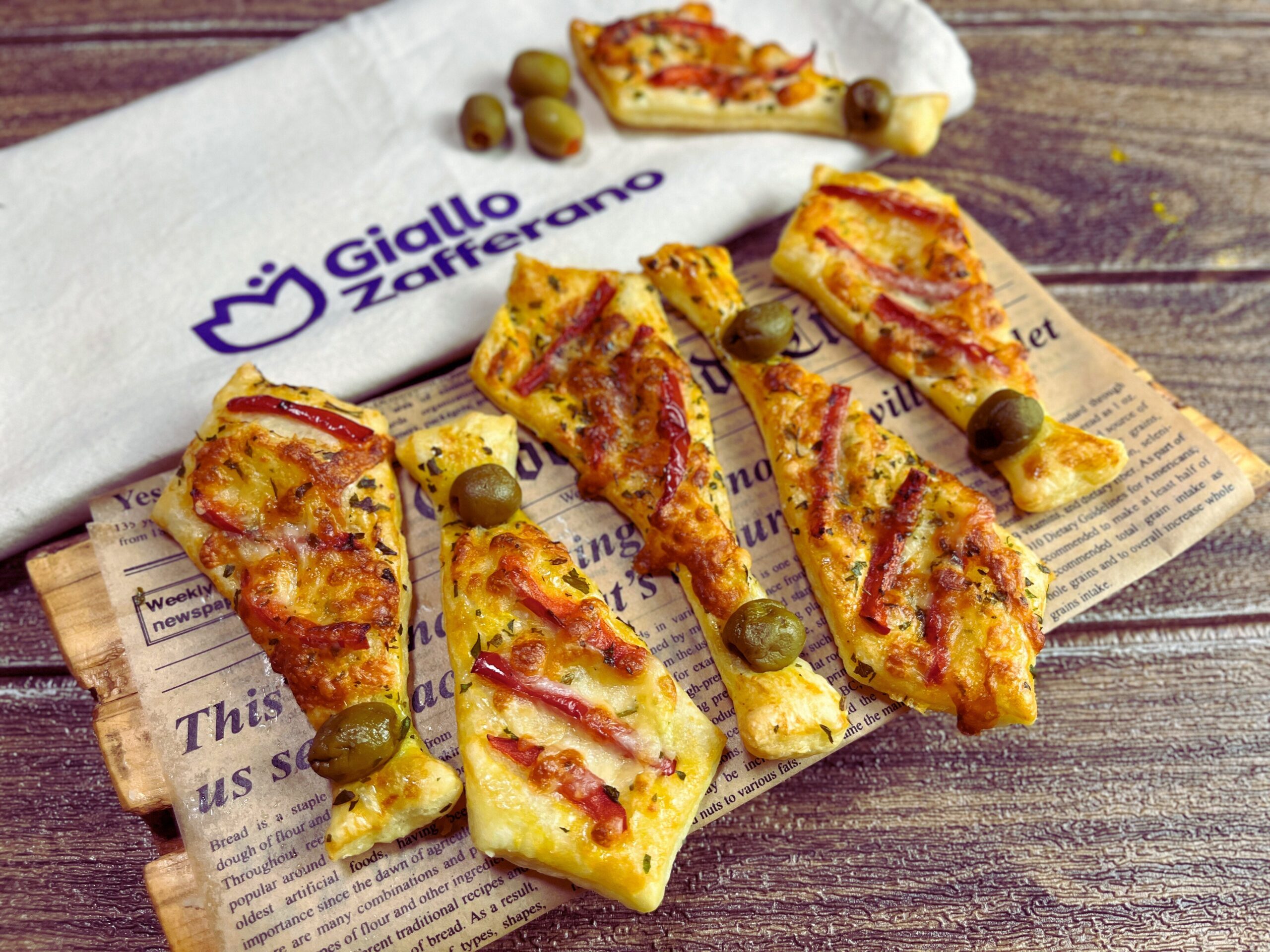 Corbatas de hojaldre con aceitunas y pimientos