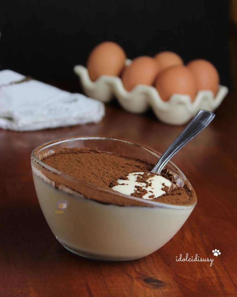 Crema de mascarpone Bimby servida en copa de vidrio con espolvoreo de cacao