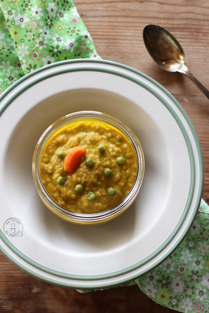 crema de verduras light con zanahorias y guisantes cocinada en tarro al microondas con la técnica de la vasococción