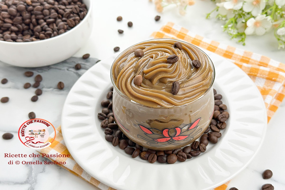Crema pastelera al café rápida y ligera