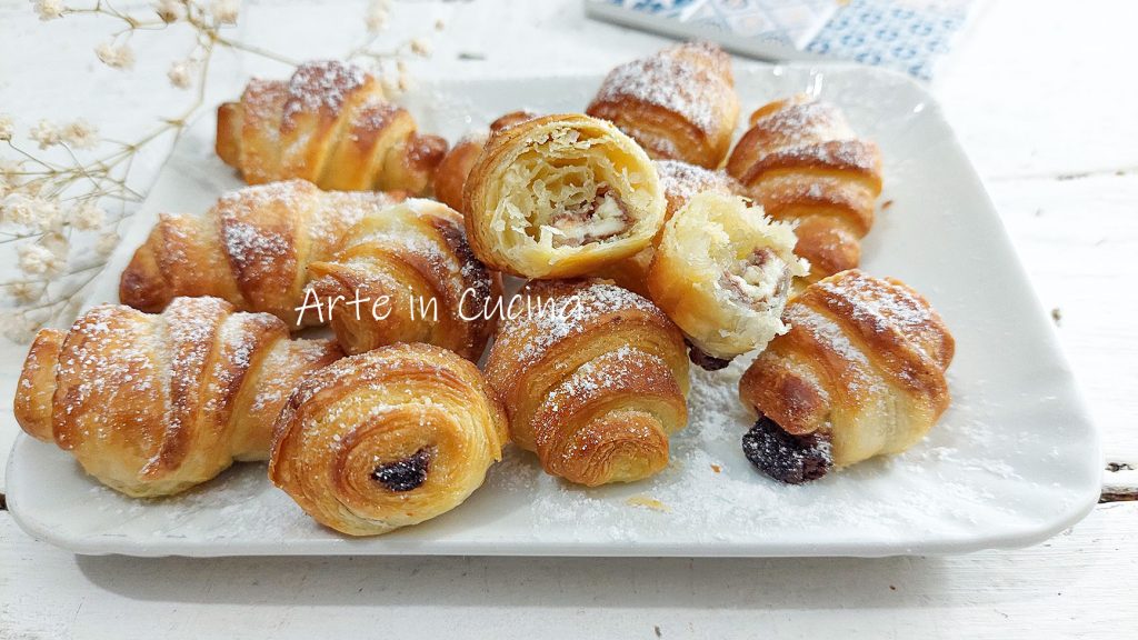 MINI CROISSANTS con BARRITAS KINDER fáciles y rápidas
