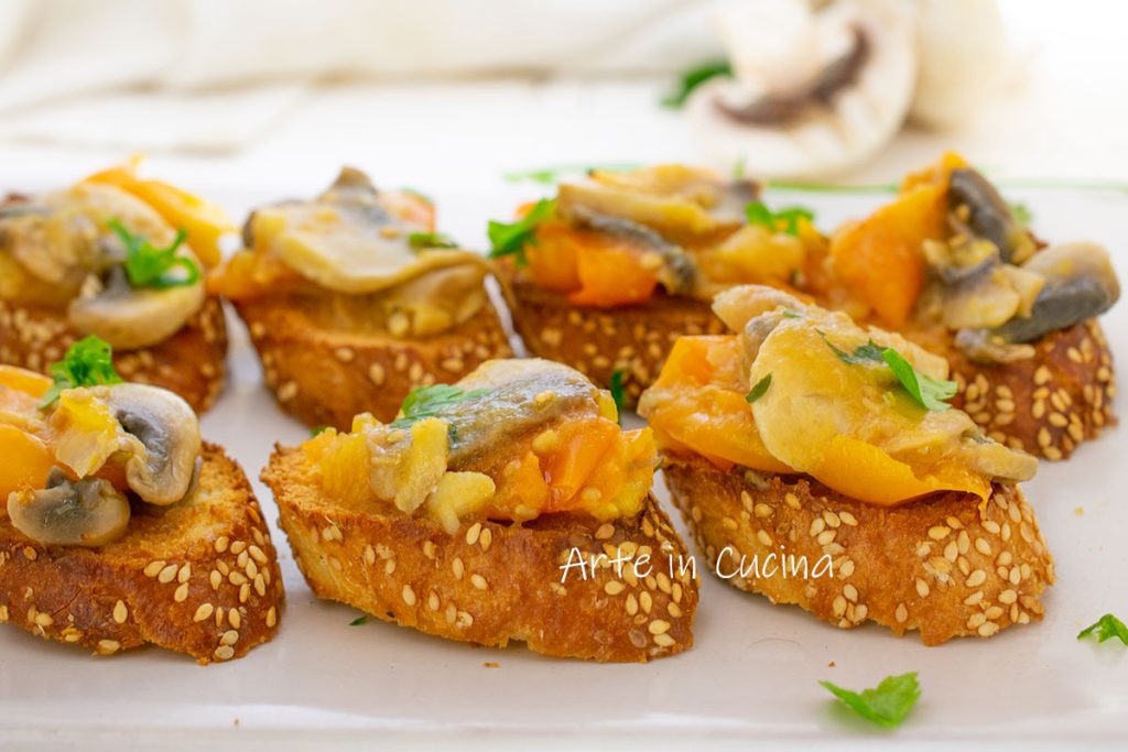 Crostini de pan con champiñones