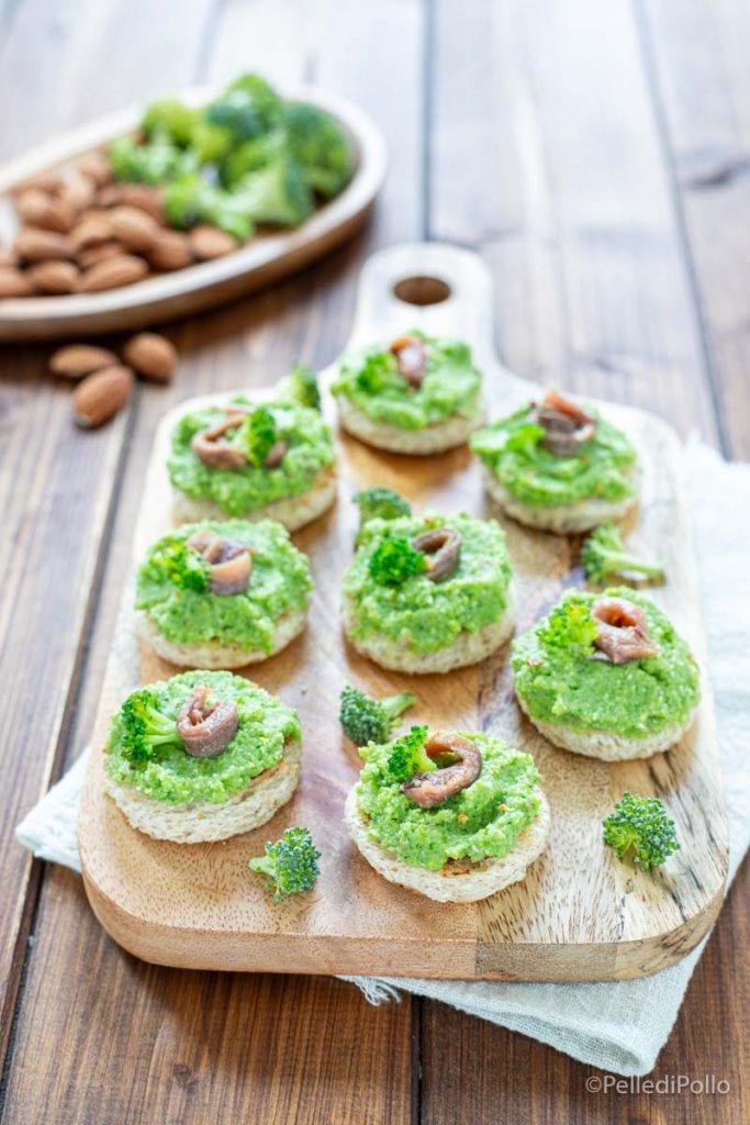 crostini con pesto de brócoli y anchoas
