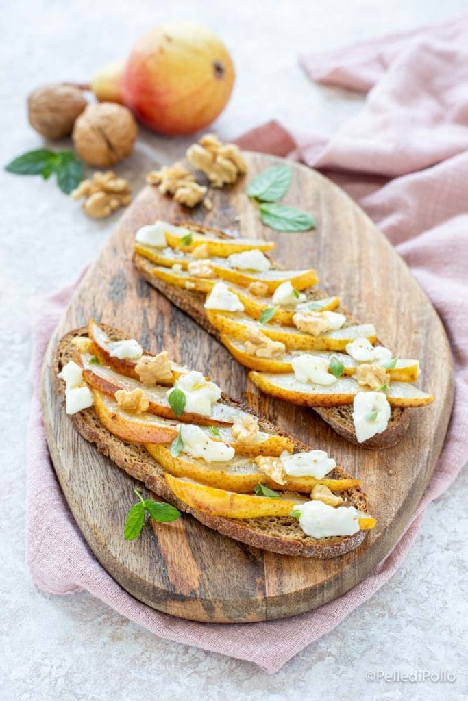 crostini con peras y queso