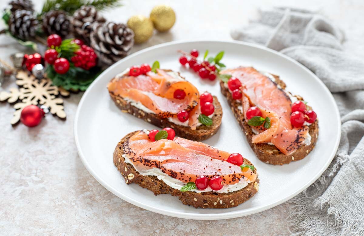 Crostini de salmón con grosellas y queso cremoso