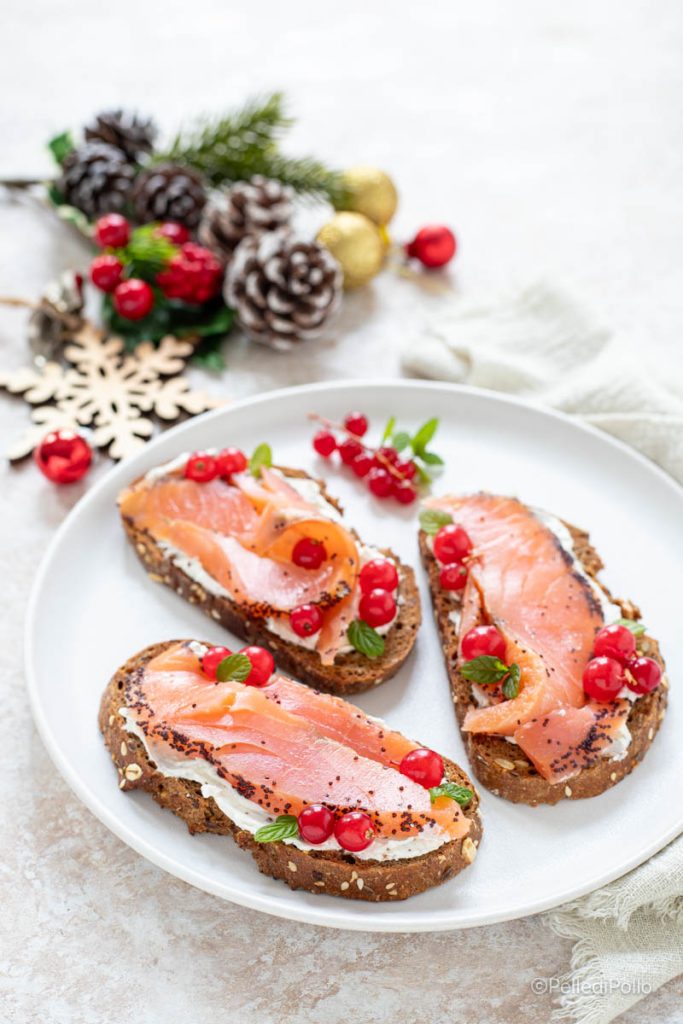 crostini de salmón con grosellas