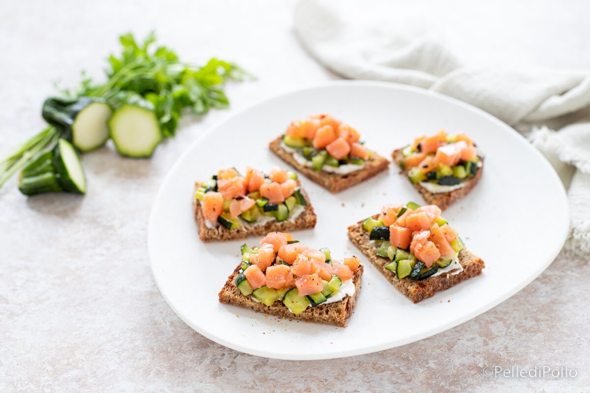 Crostini con salmón y calabacines