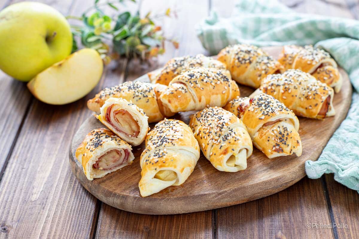 Cruasanes de hojaldre con manzana y speck