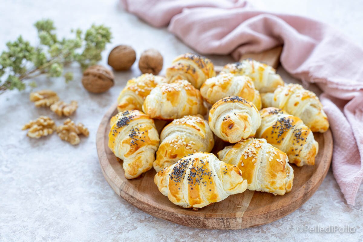 Cruasanes de hojaldre salados con ricotta y nueces
