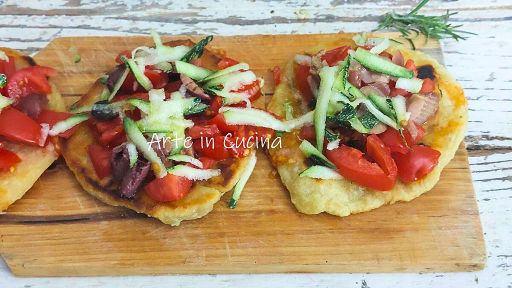 MINI TORTITAS TOMATES CALABACINES y aceitunas