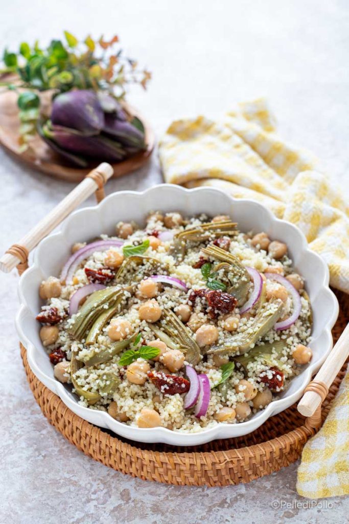 ensalada de cuscús con garbanzos y alcachofas