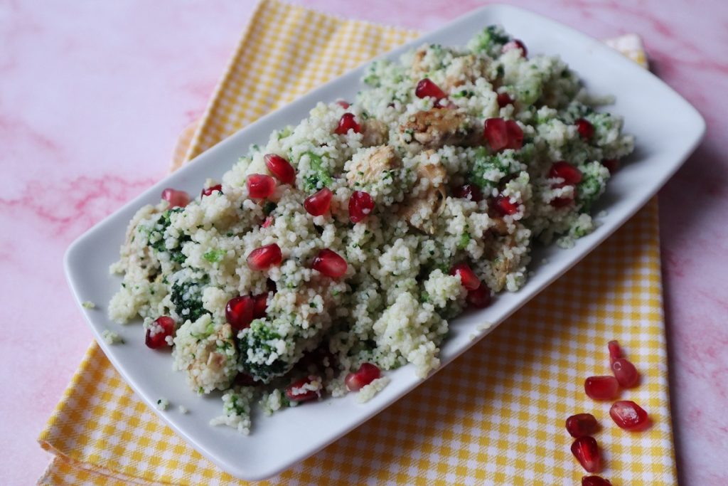cuscús con brócoli, pollo y granada