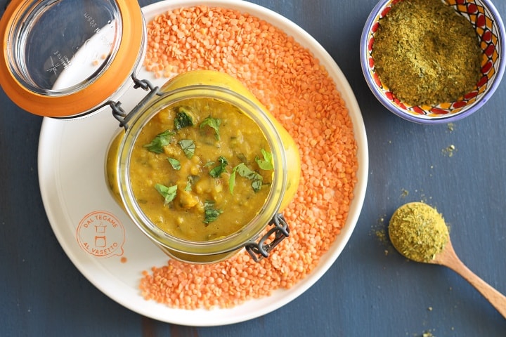 Dahl de lentejas en cocción en frasco