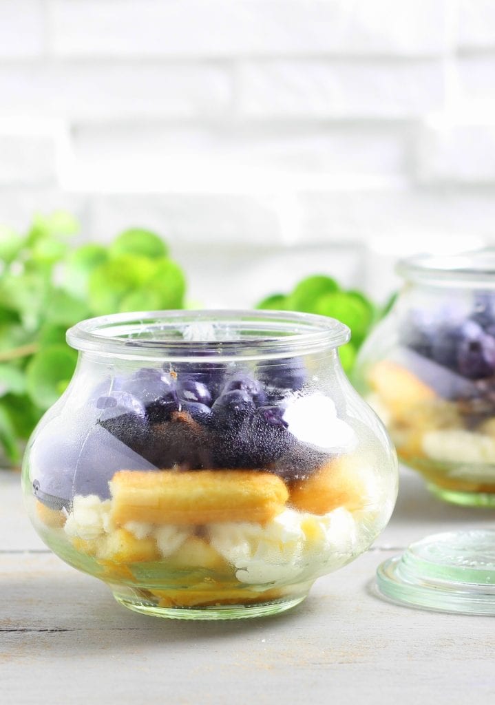 Postre con bizcochos y arándanos