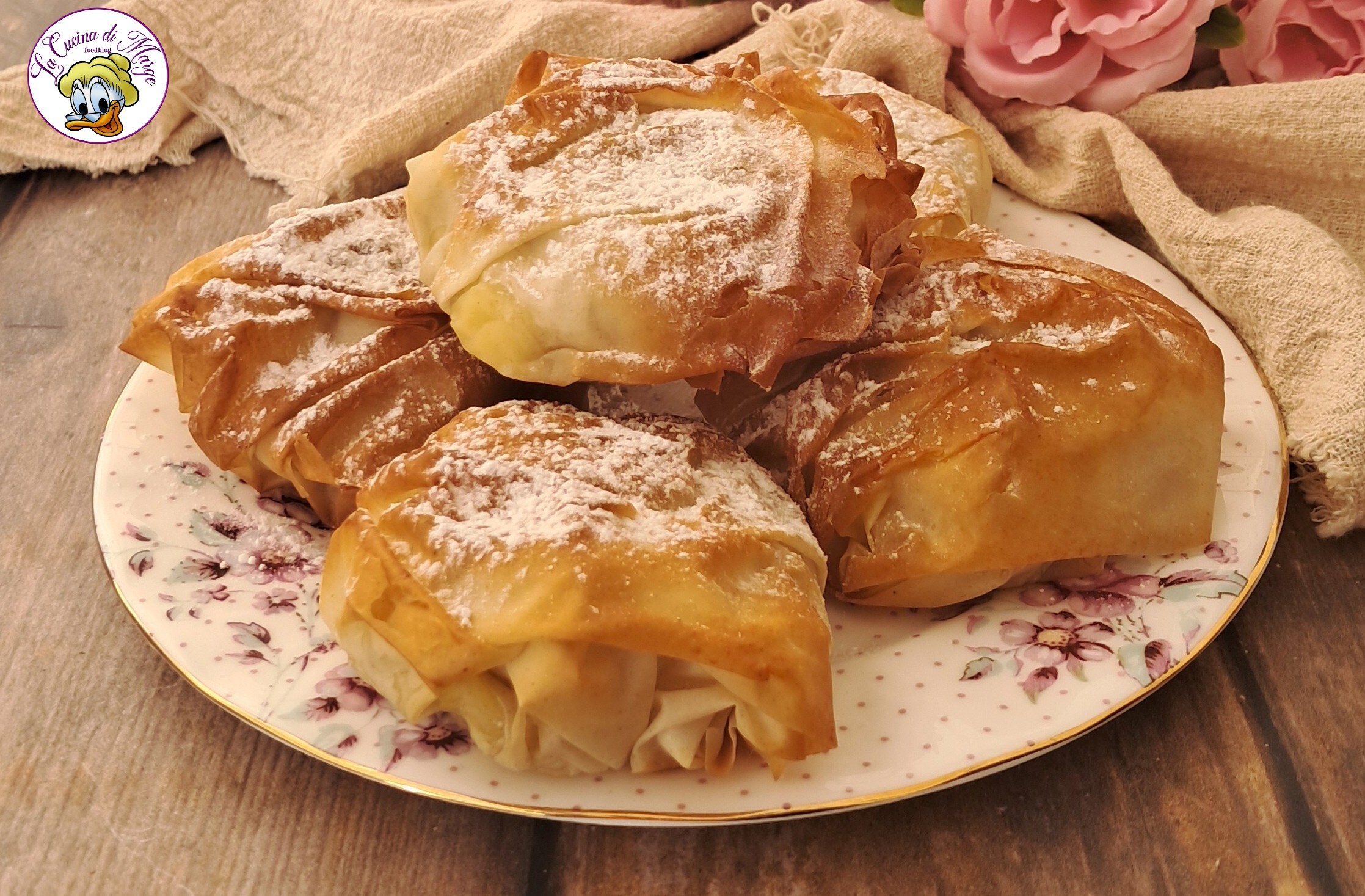 Paquetitos de pasta filo con crema y guindas