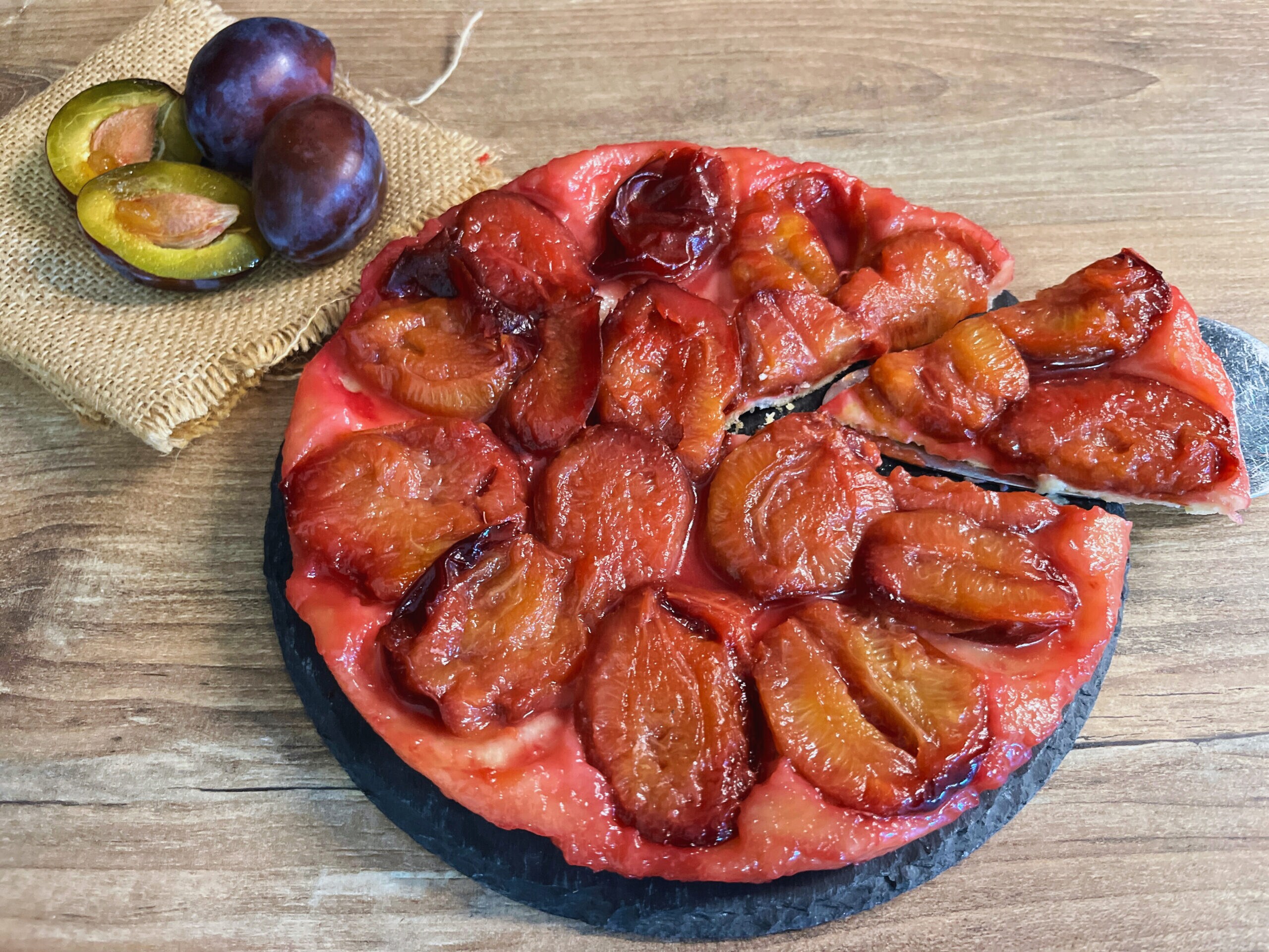 Tarta tatin de ciruelas