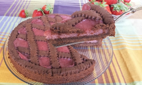 Tarta de cacao con crema de fresas