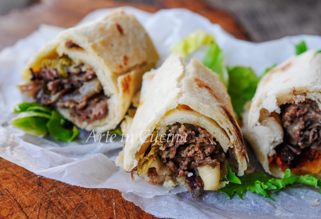 Enrollados de piadina con tiritas de ternera y ensalada