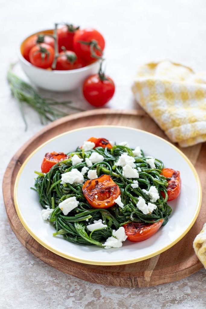 agretti con feta y tomates