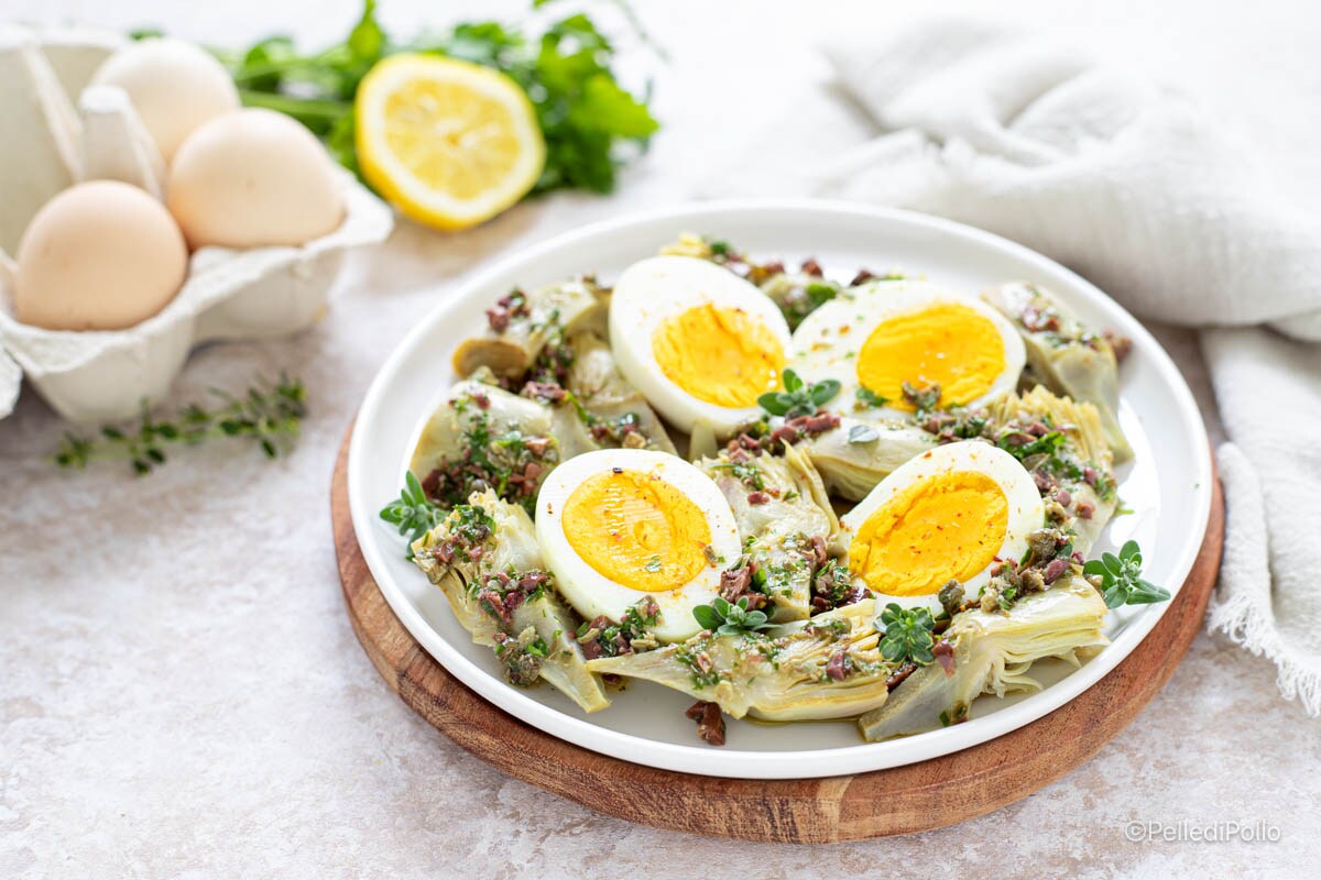 Ensalada de alcachofas y huevos duros