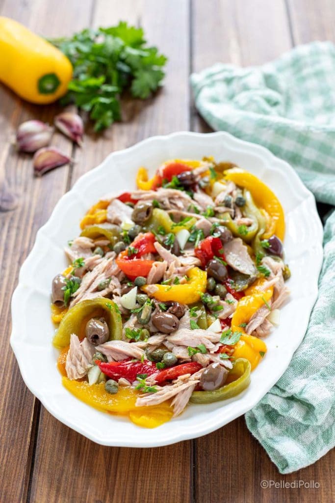 ensalada de pimientos, atún y aceitunas