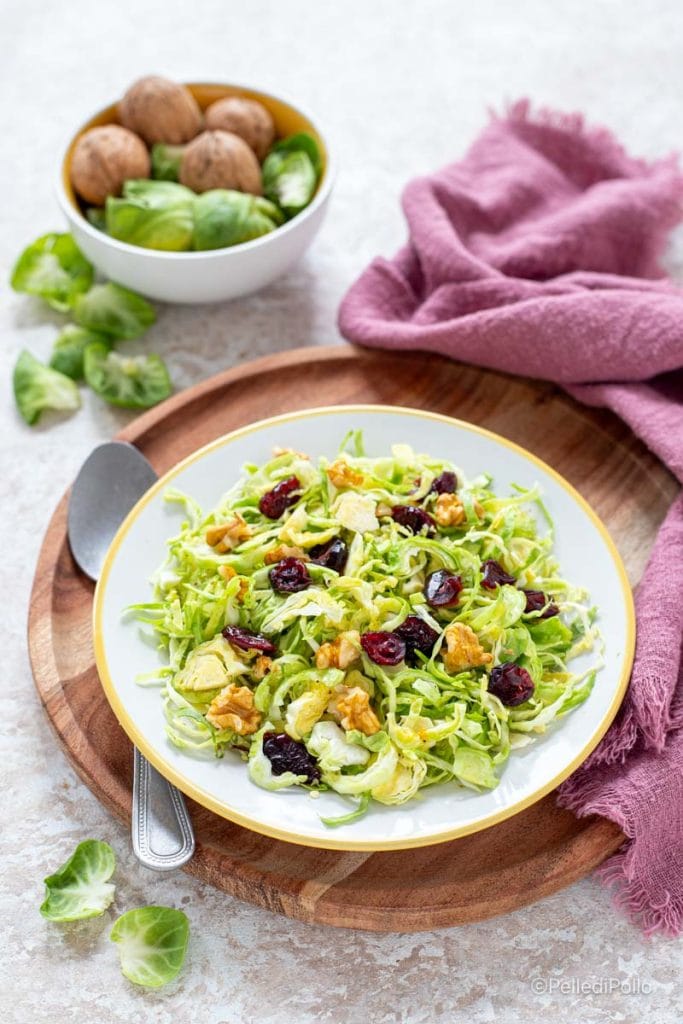 ensalada de coles con nueces y arándanos