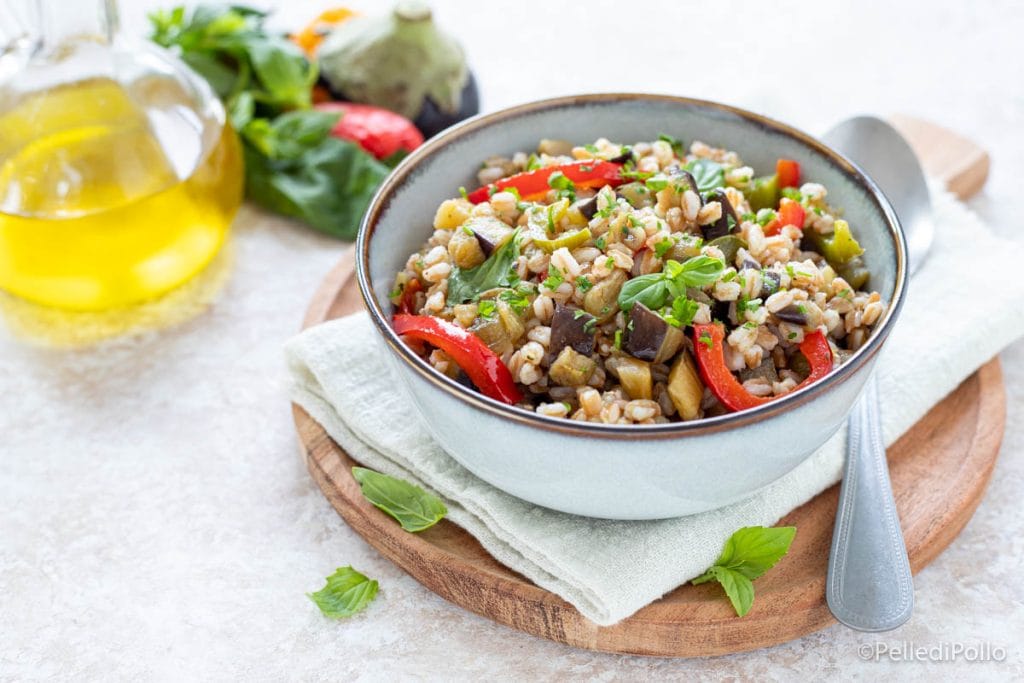 ensalada de farro con berenjenas y pimientos