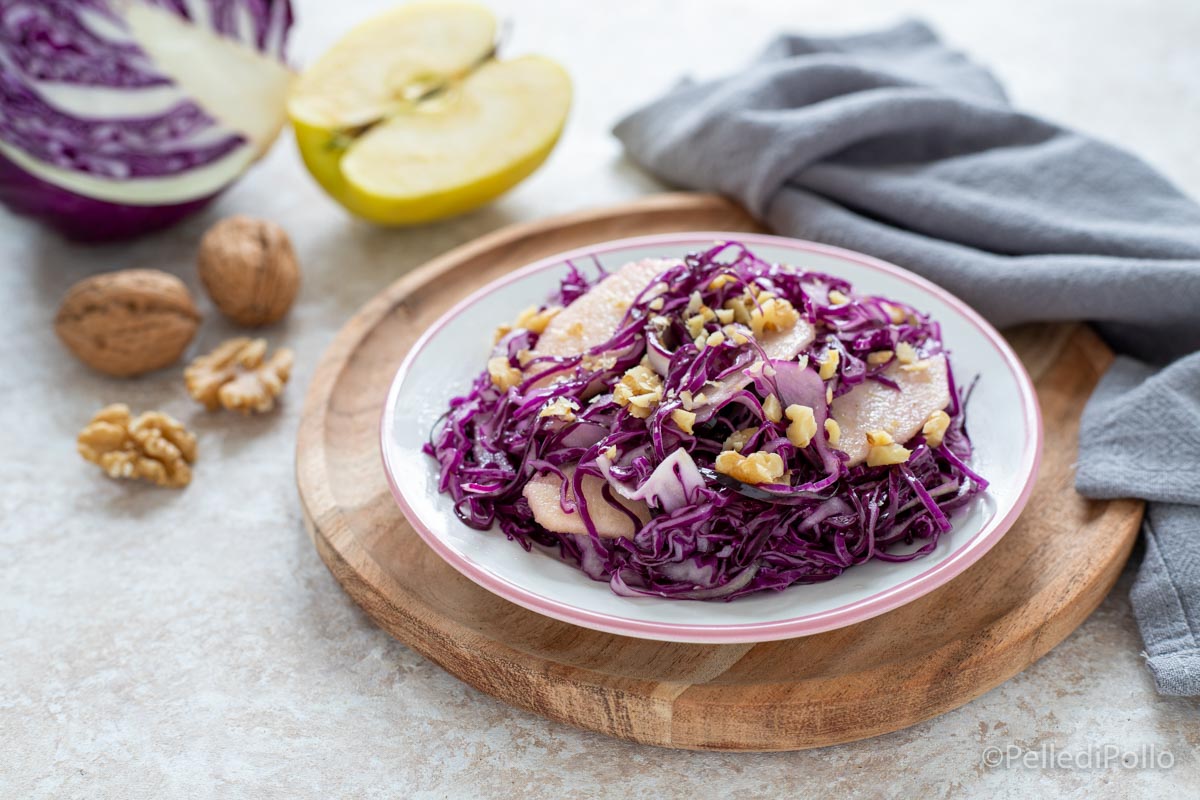 Ensalada de col lombarda con manzanas y nueces