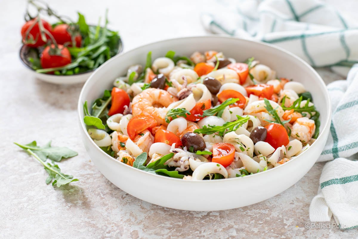 Ensalada de marisco con tomates cherry y rúcula