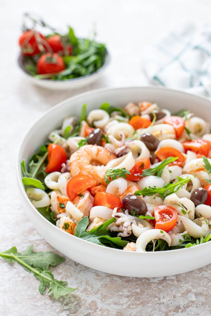 ensalada de marisco veraniega con rúcula y tomates