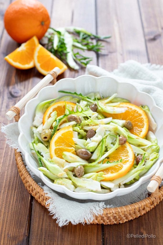 ensalada de puntarelle con naranjas y aceitunas