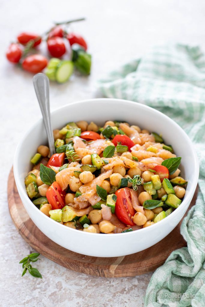 ensalada de garbanzos y salmón ahumado