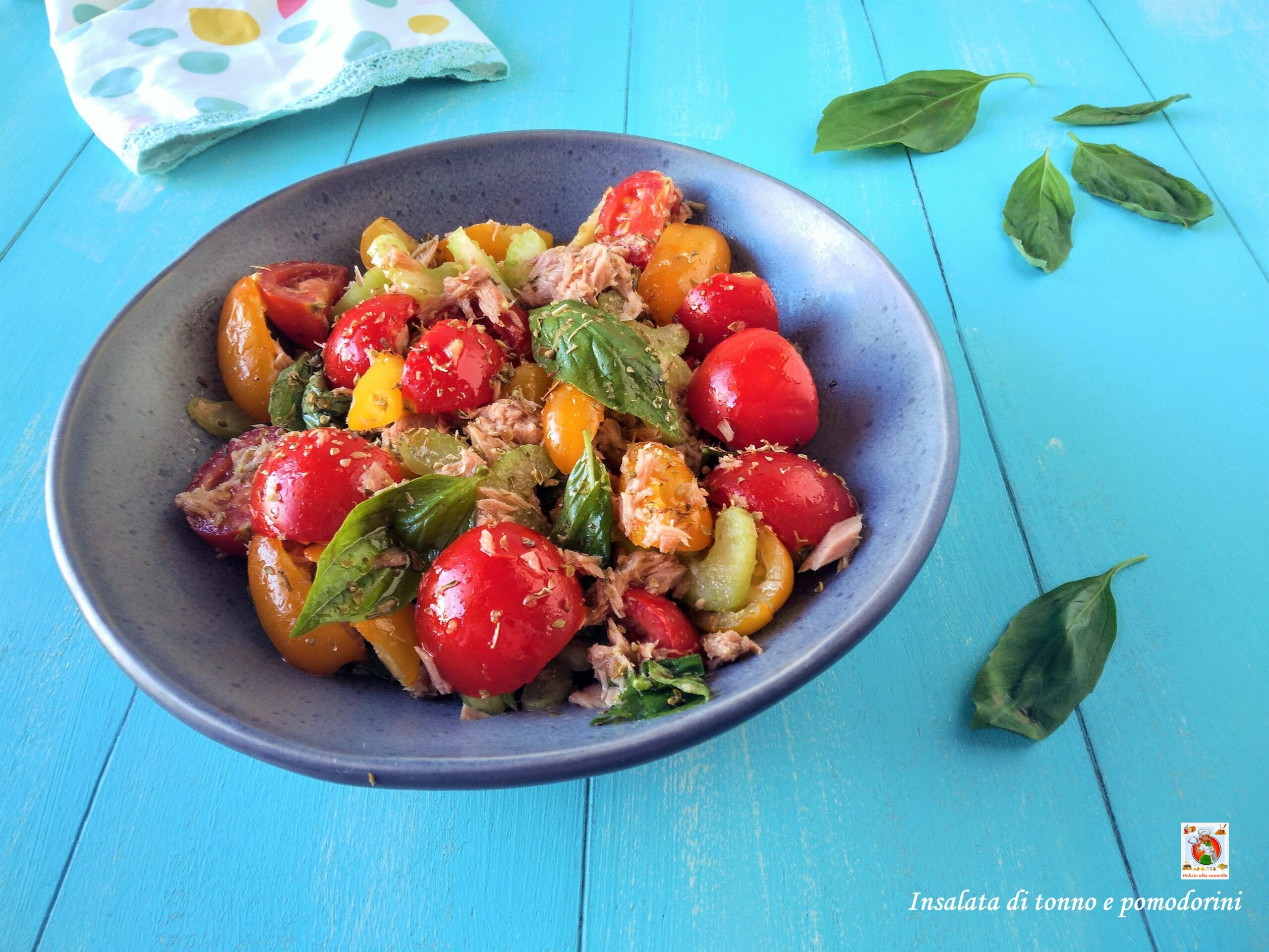 Ensalada de atún y tomates cherry, plato veraniego sabroso y colorido