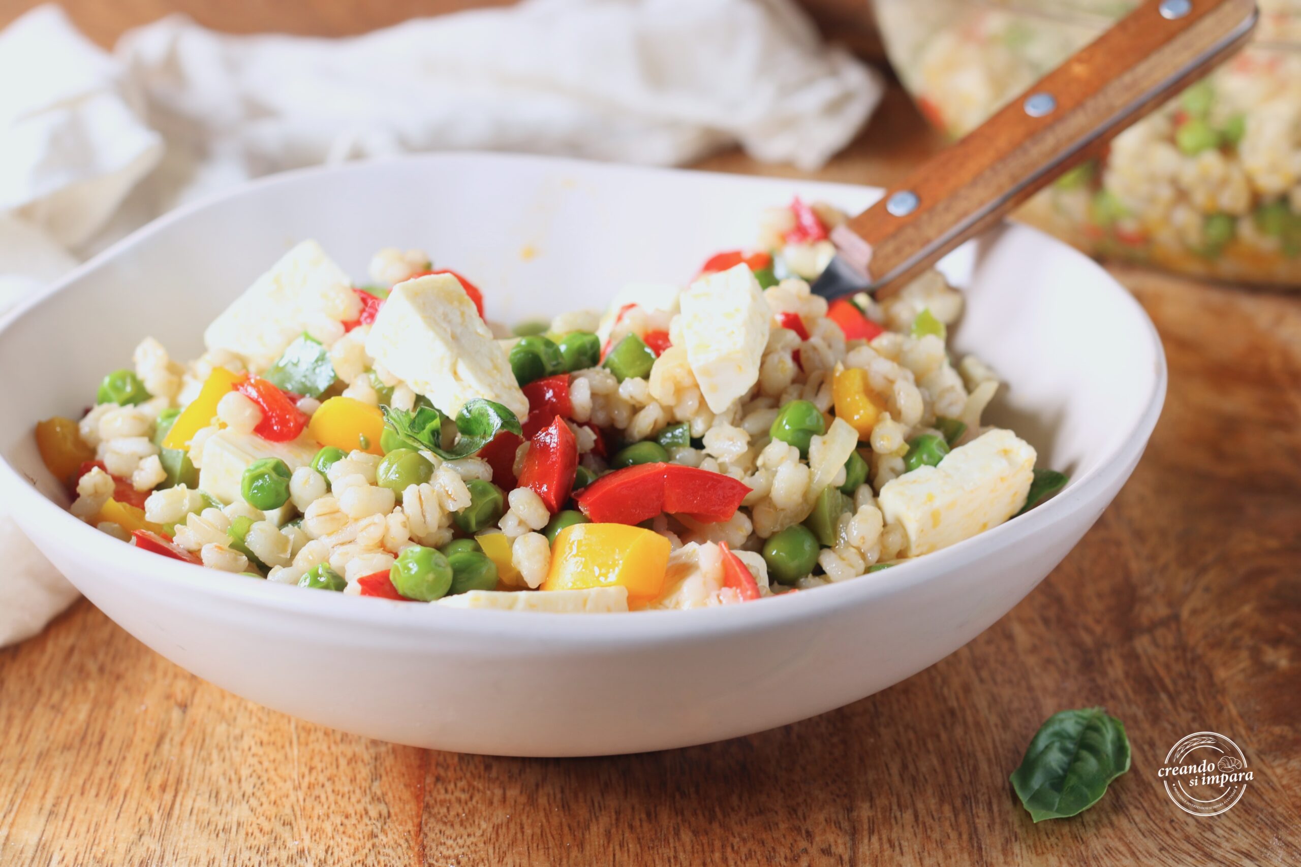 Ensalada de cebada con pimientos y guisantes
