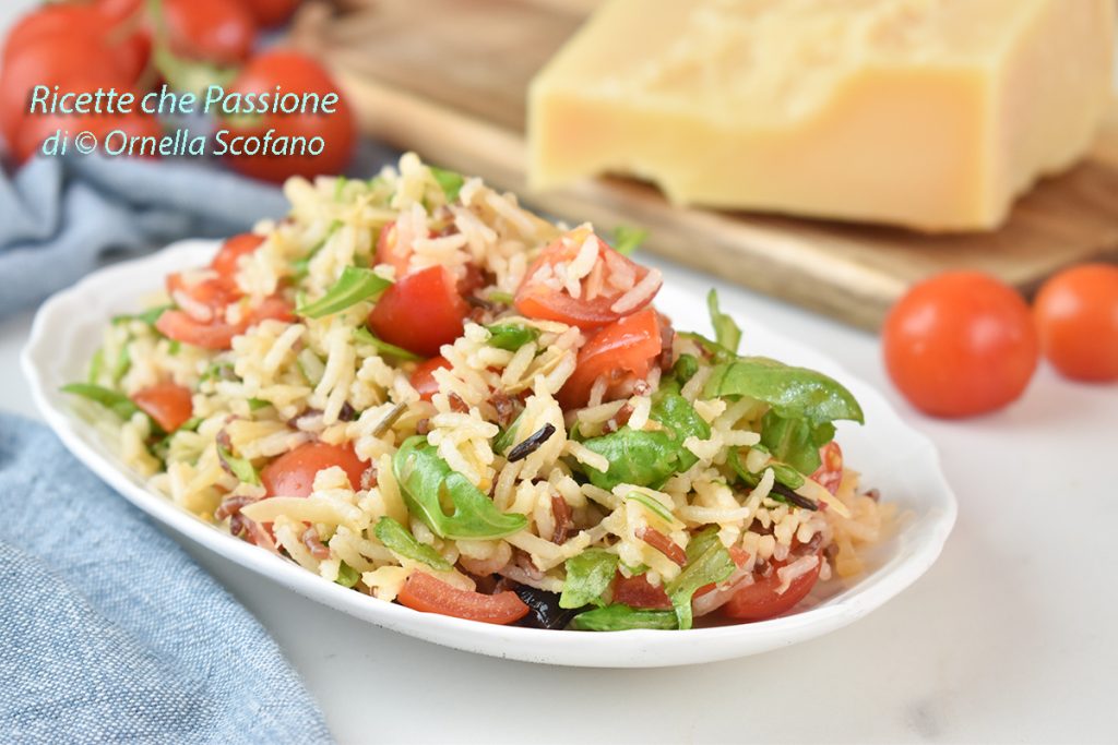 ensalada de arroz basmati con parmesano, rúcula y tomates cherry
