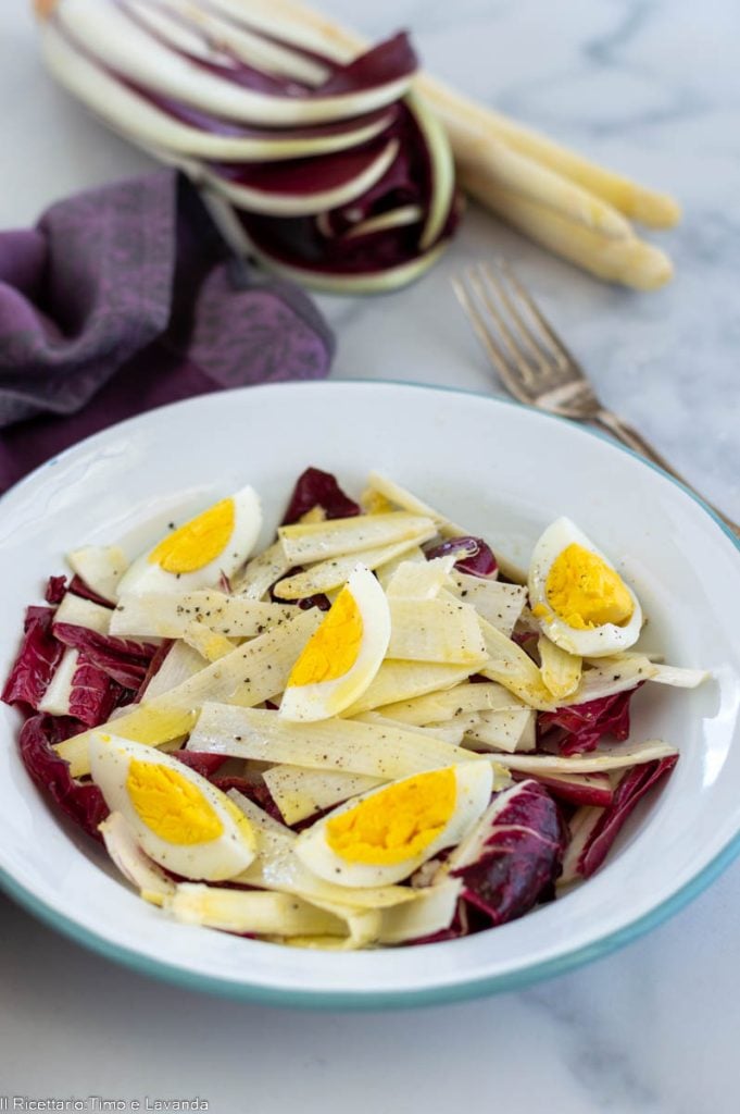 ensalada de espárragos blancos y huevos cocidos