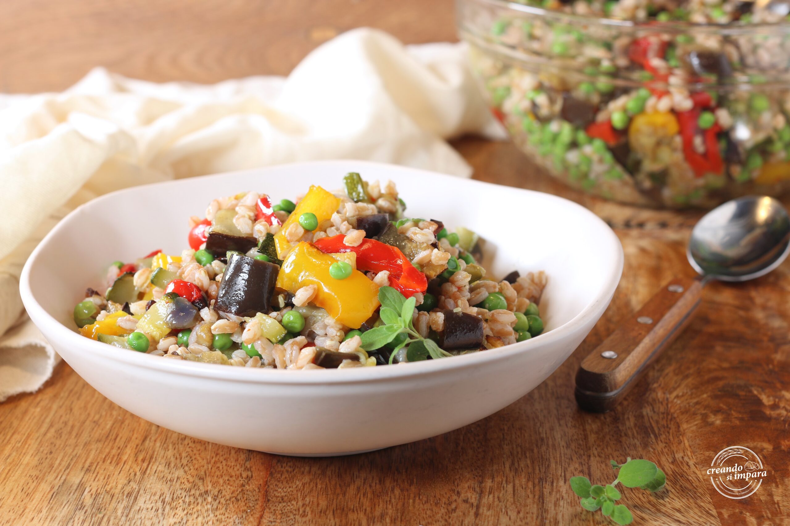 Ensalada de espelta con verduras y guisantes
