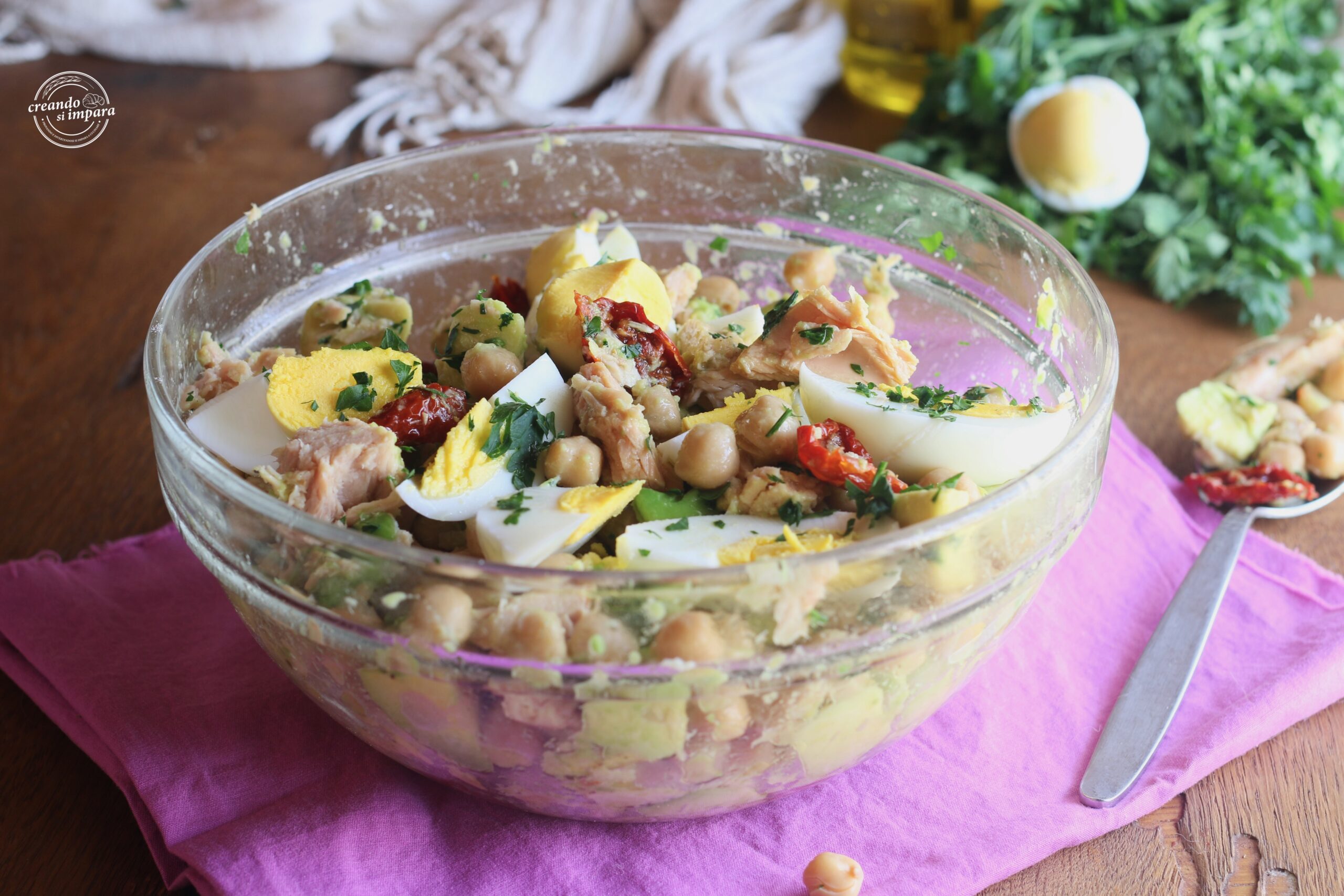 Ensalada de garbanzos con aguacate y atún