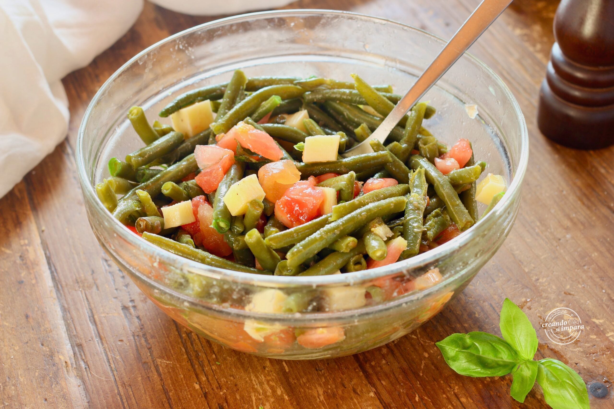 Ensalada de judías verdes con tomate y queso
