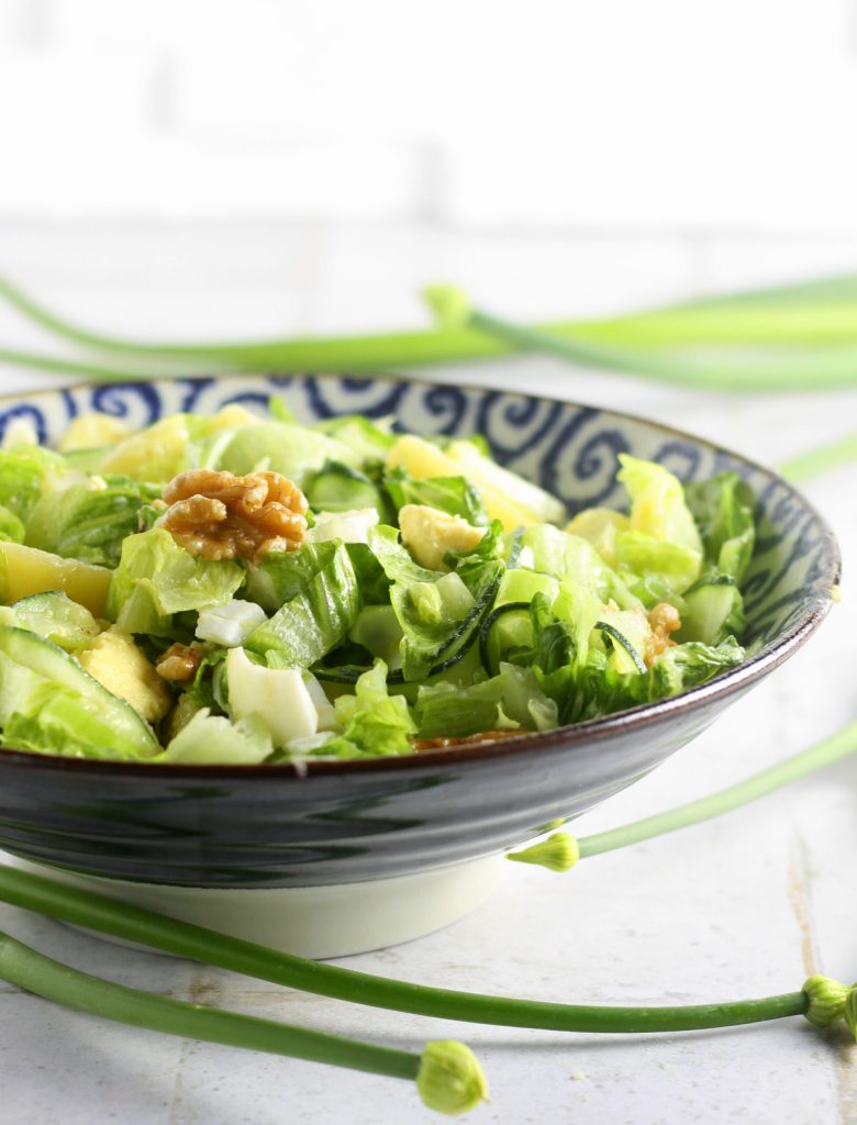 Ensalada de lechuga huevos duros y patatas