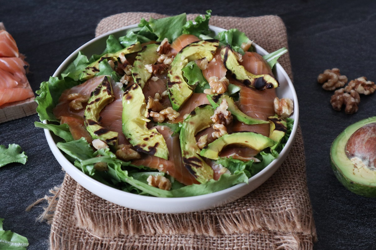 Lechuguitas con aguacate salmón y nueces