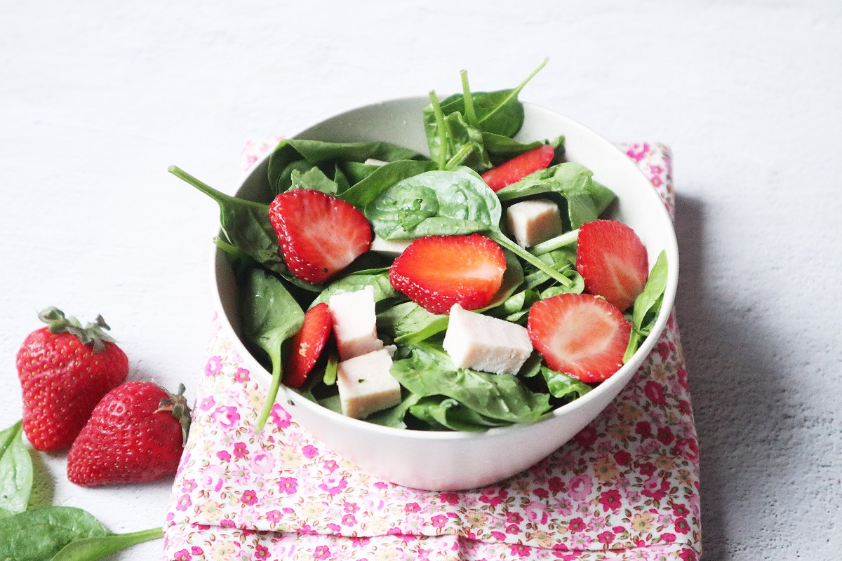 Ensalada de espinacas con pavo y fresas